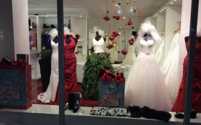 Abendkleider und Brautkleider – Es weihnachtet auch in unserem Schaufenster!