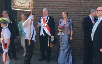 Die Reuschenberger Schützenkönigin in einem Kleid von Gerrys Festmoden