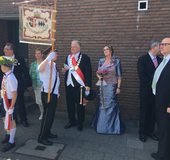 Die Reuschenberger Schützenkönigin in einem Kleid von Gerrys Festmoden