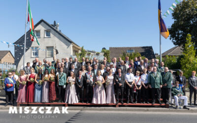 Schützenfest in Holzbüttgen 2022 – Schützenkönigin und Ministerinnen in Kleidern von Gerrys Braut & Festmoden