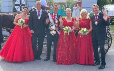 Schützenfest in Büttgen-Vorst 2022 – Schützenkönigin und Ministerinnen in Kleidern von Gerrys Braut & Festmoden