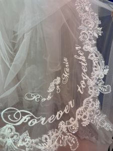 Fotos von der European Bridal Week in Essen - Schleier mit gesticktem Namen des Brautpaars