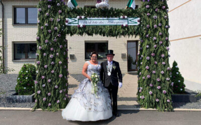 Kaiserfest in Kirchhoven (Heinsberg) – die Schützenkaiserin in einem Kleid von Gerrys Fest- und Brautmoden