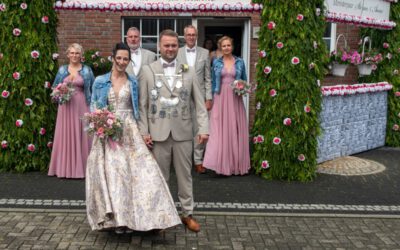 Schützenfest in Houverath 2023 – Schützenkönigin und Ministerinnen in Kleidern von Gerrys Braut & Festmoden