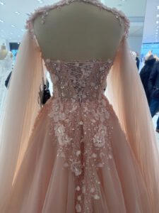 neuste-modetrends-aus-istanbul-brautkleider-und-festkleider-2025 (1)