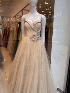 neuste-modetrends-aus-istanbul-brautkleider-und-festkleider-2025 (20)