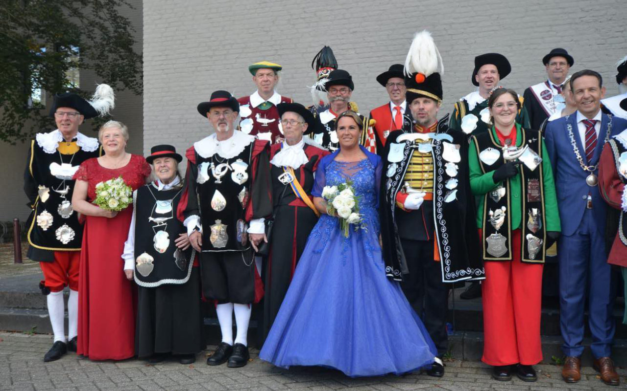 schuetzenfest-niederlande-schuetzenkoenigin-kleid-chantal-neederweert