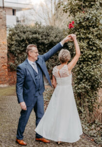 frau-hoffmann-heiratet-im-jumpsuit-der-aussieht-wie-ein-kleid