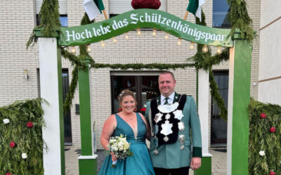 Schützenkönigin Anne Wolf aus Kirchhoven in Kleidern von Gerrys Braumoden und Festmoden