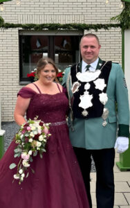 schuetzenfest-kirchhoven-heinsberg-anne-woll-2025-schuetzenkoenigin-kleider-aubergine