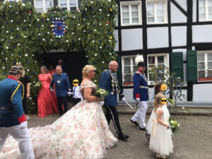 schuetzenfestkleider-aus-neuss-fuer-korschenbroich-nahe-moenchengladbach (5)