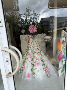 Gerrys-brautmode-und-festmode-schaufenster-zurr-landesgartebschau-2026 (1)