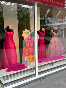 Gerrys-brautmode-und-festmode-schaufenster-zurr-landesgartebschau-2026 (15)