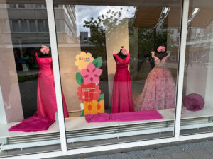 Gerrys-brautmode-und-festmode-schaufenster-zurr-landesgartebschau-2026 (16)