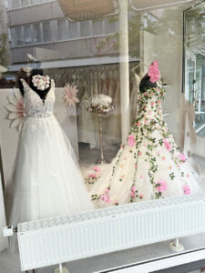 Gerrys-brautmode-und-festmode-schaufenster-zurr-landesgartebschau-2026 (17)