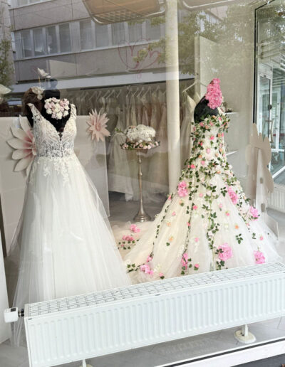 Gerrys-brautmode-und-festmode-schaufenster-zurr-landesgartebschau-2026 (17)