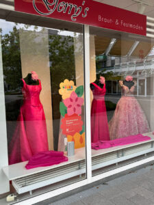 Gerrys-brautmode-und-festmode-schaufenster-zurr-landesgartebschau-2026 (2)