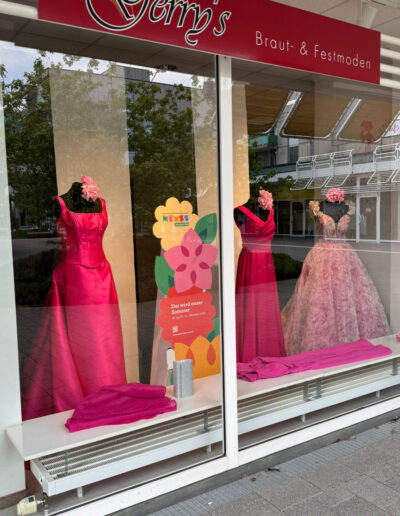 Gerrys-brautmode-und-festmode-schaufenster-zurr-landesgartebschau-2026 (2)
