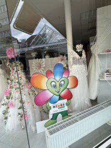 Gerrys-brautmode-und-festmode-schaufenster-zurr-landesgartebschau-2026 (4)