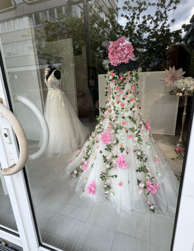 Gerrys-brautmode-und-festmode-schaufenster-zurr-landesgartebschau-2026 (5)