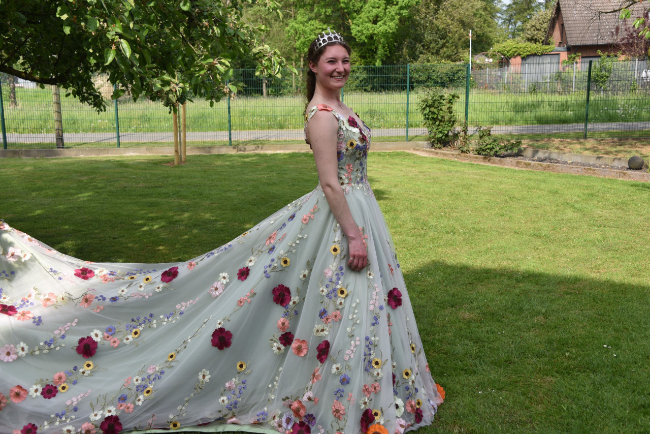 schuetzenkoenigin-kevelar-achterhoek-elena-ingenbleek-2026-2027-bluetenkleid