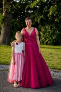 Schützenkönigin Sabine Zillgens trägt beim Dekanatsschützenfest 2026 in Hastenrath ihr Traumkleid in Magenta von Gerry’s Braut- & Festmoden.