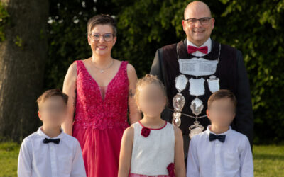 Schützenfest 2026 in Hastenrath: Schützenkönigin Sabine Zillgens im Magenta-Kleid